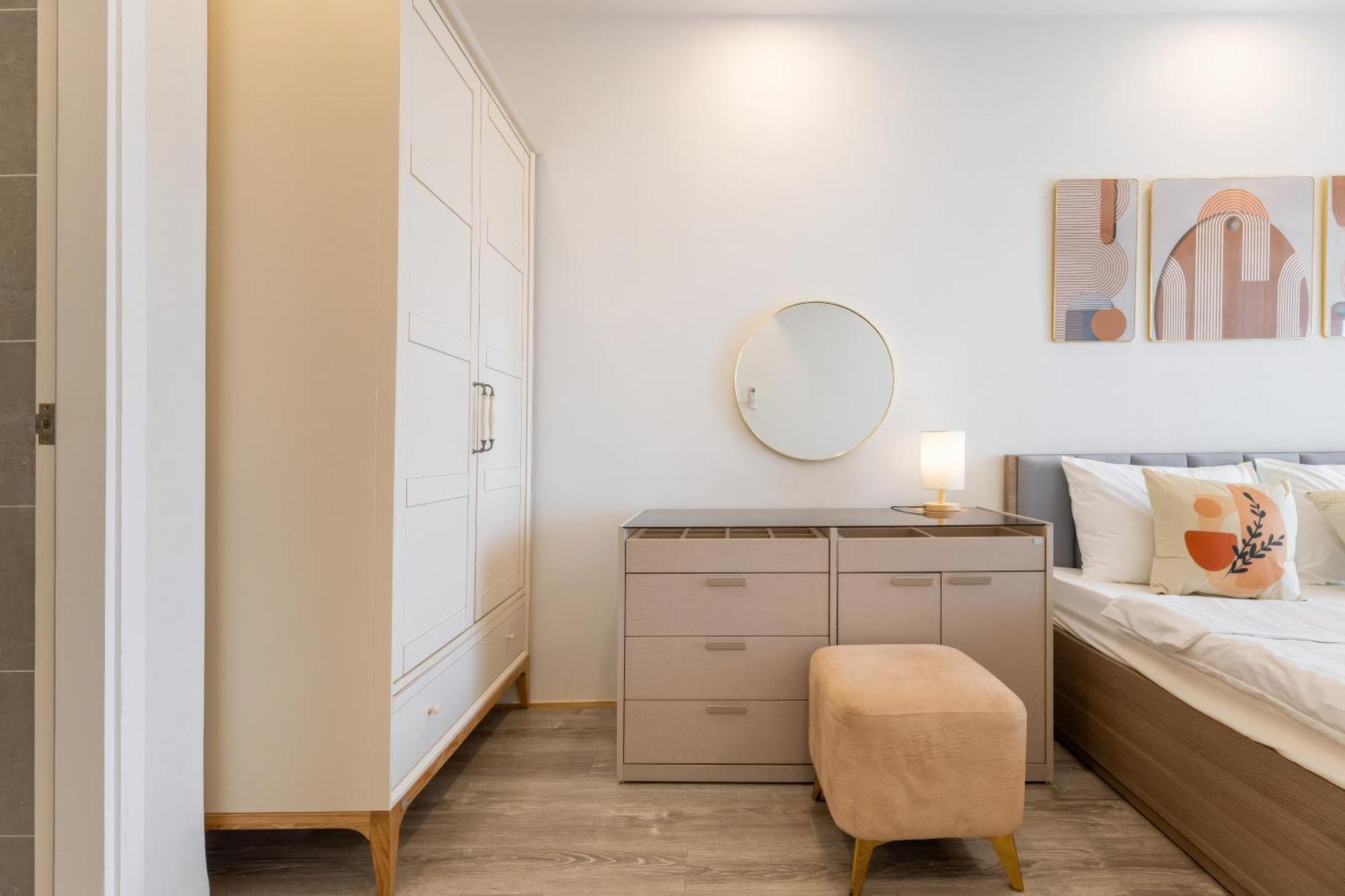 Căn hộ Terra Royal D3 - 1 2 Bedroom At Center *