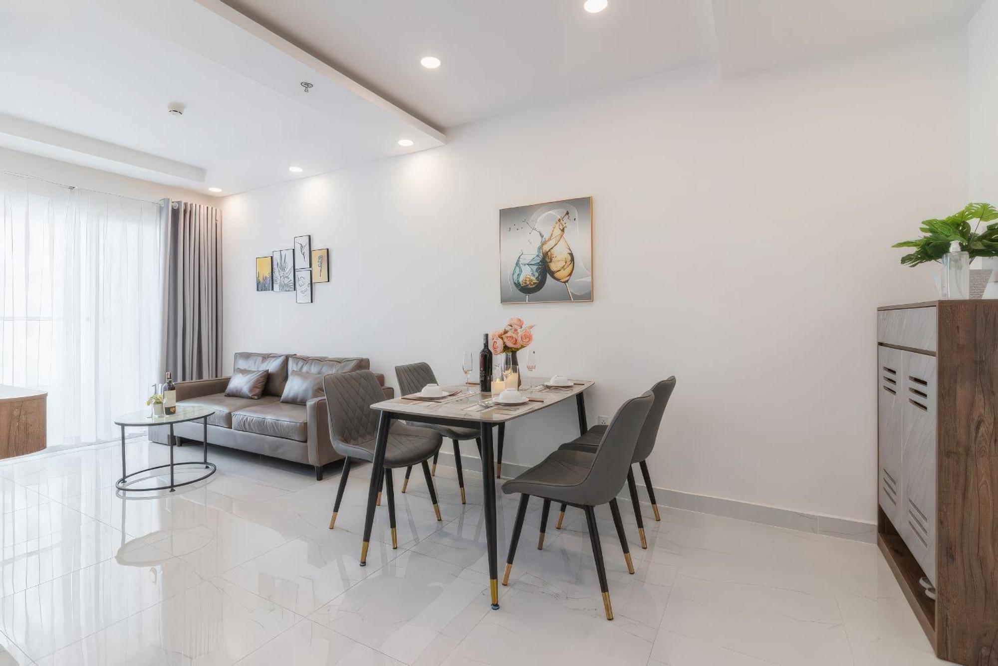 Căn hộ Terra Royal D3 - 1 2 Bedroom At Center